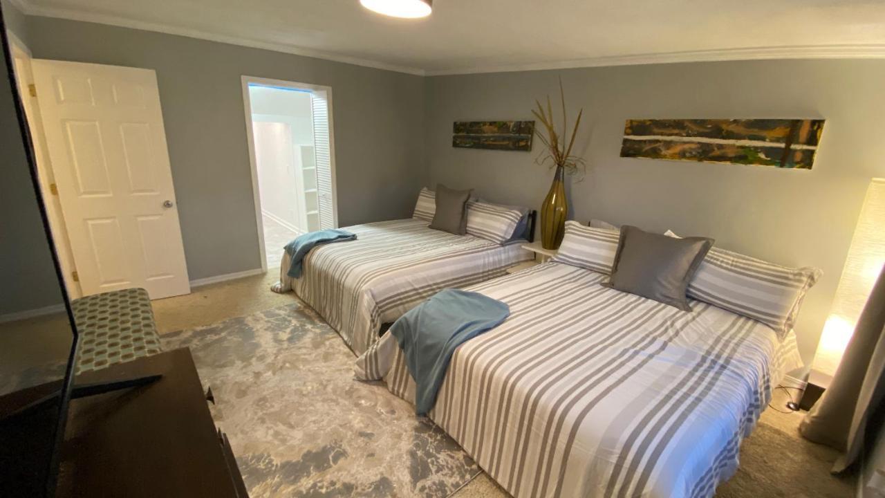 Here It Is! Cool Cape Cod-3 Br-2.5 Bath-12 Guests Olathe Exterior foto